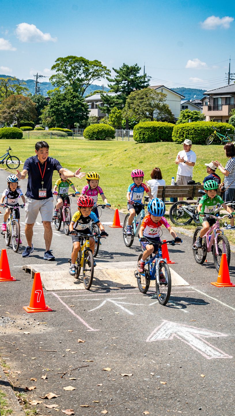 地域のサイクリングイベントの参加者が楽しんでいる様子